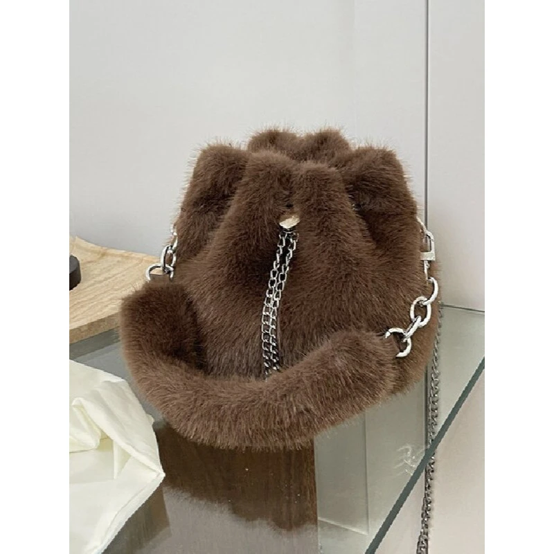 百搭2025新款潮流质感毛绒个性毛绒包包女时尚抽带手提链条斜挎包