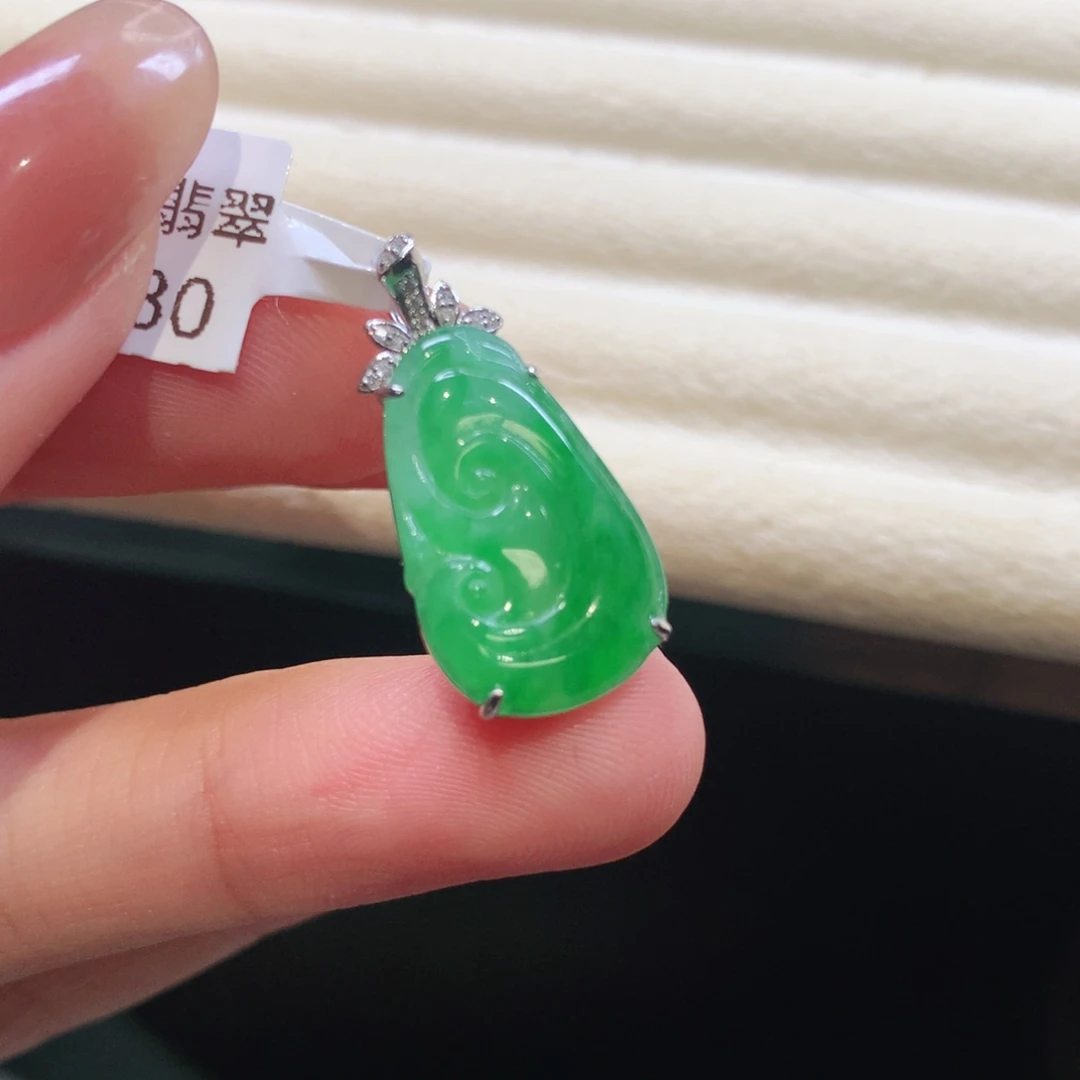 翡翠18K金镶嵌颈饰如意