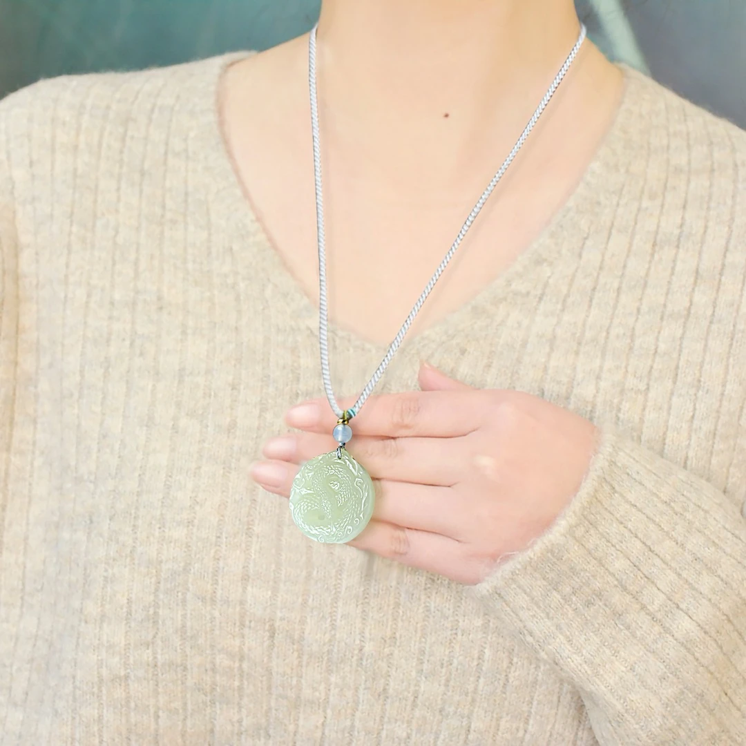 天然和田玉精雕蛇牌男女气质款时尚百搭素款挂件吊坠寓意事事如意