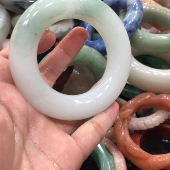未镶嵌石英岩玉珠宝奇石小**子