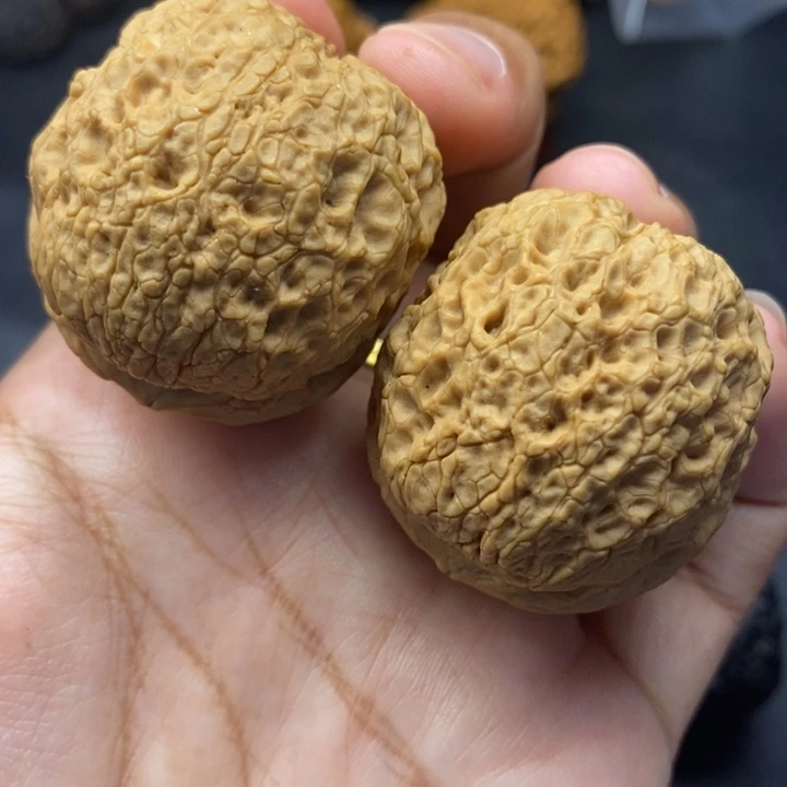 把件文玩核桃41尺牡丹绣球58克