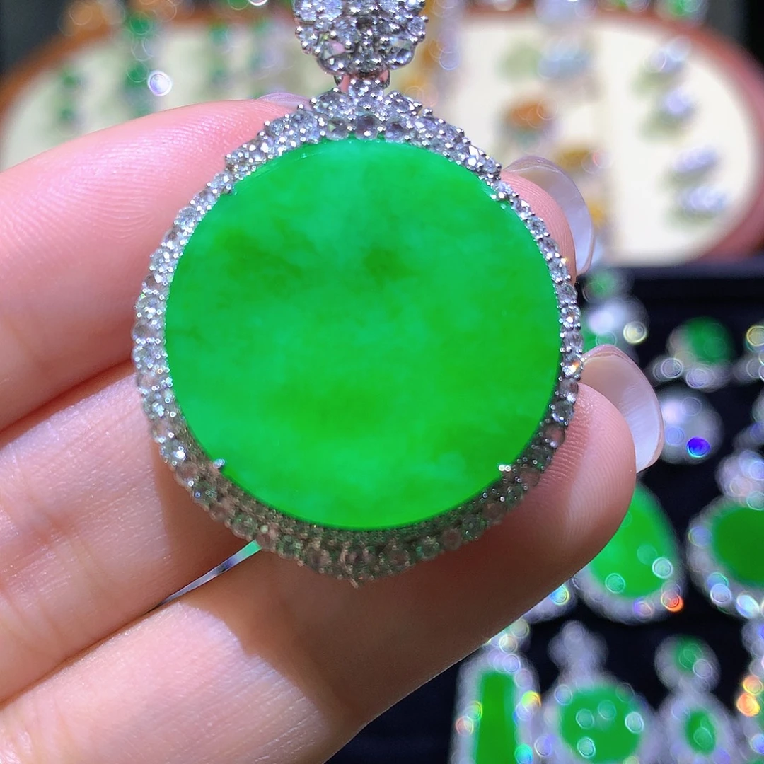 翡翠18K金镶嵌颈饰高冰满绿无事牌吊坠一刀切