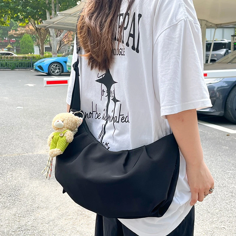 日系休闲简约单肩包男潮牌ins大容量斜挎包女饺子包休闲邮差包