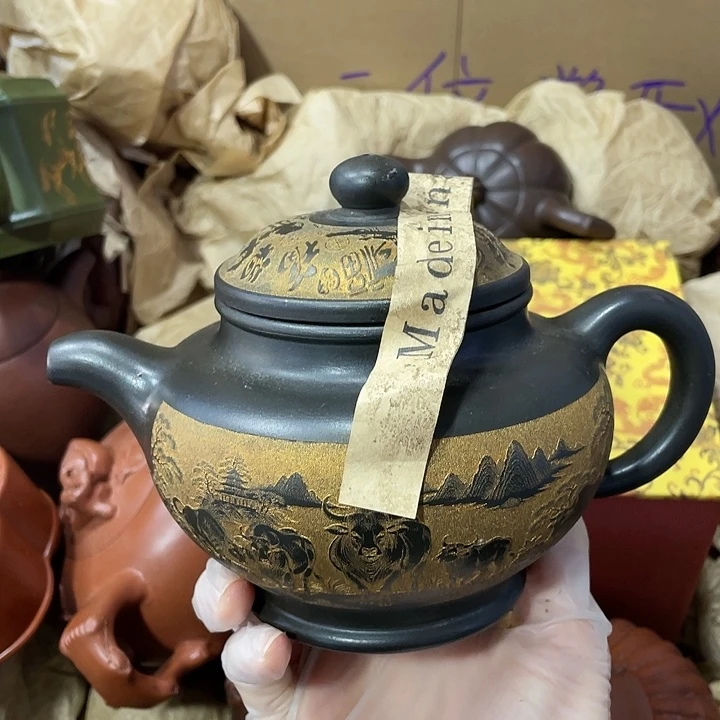 紫砂茶壶原矿泥料手工制作的一把紫砂壶。