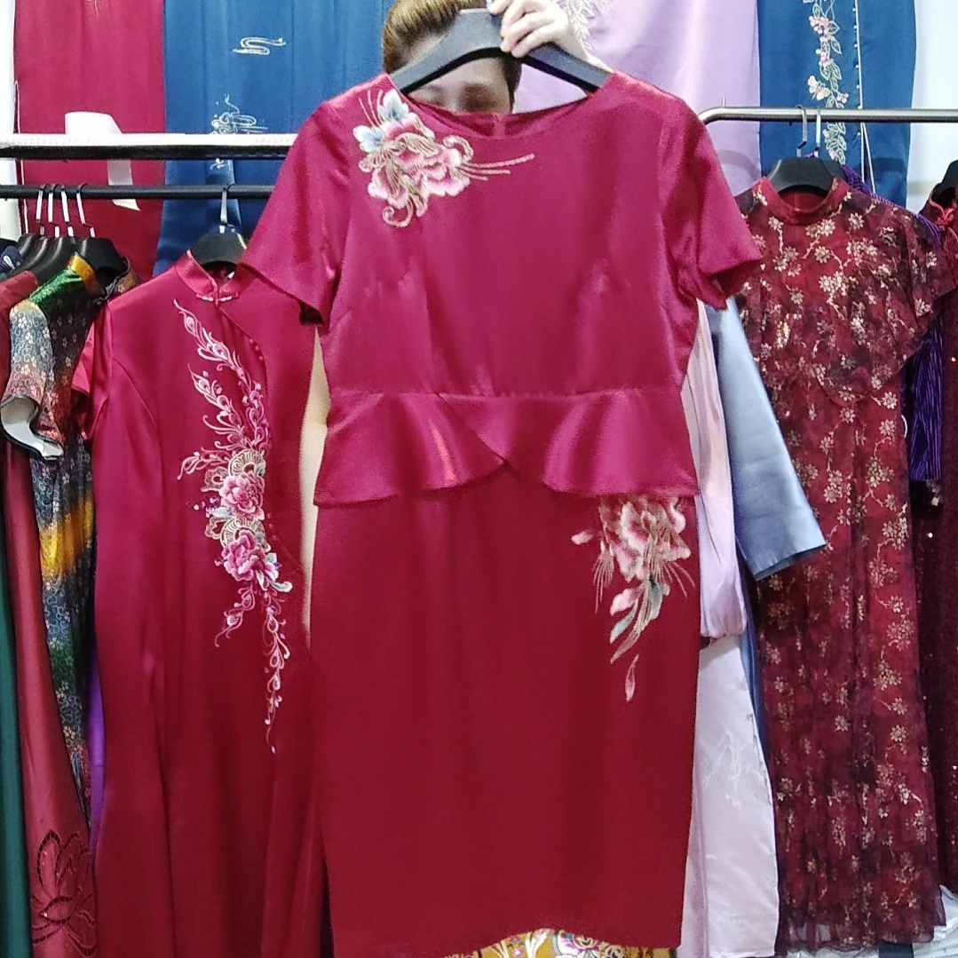 酒红色假两件短款100醋酸锻刺绣圆领后开叉包臀裙3xl