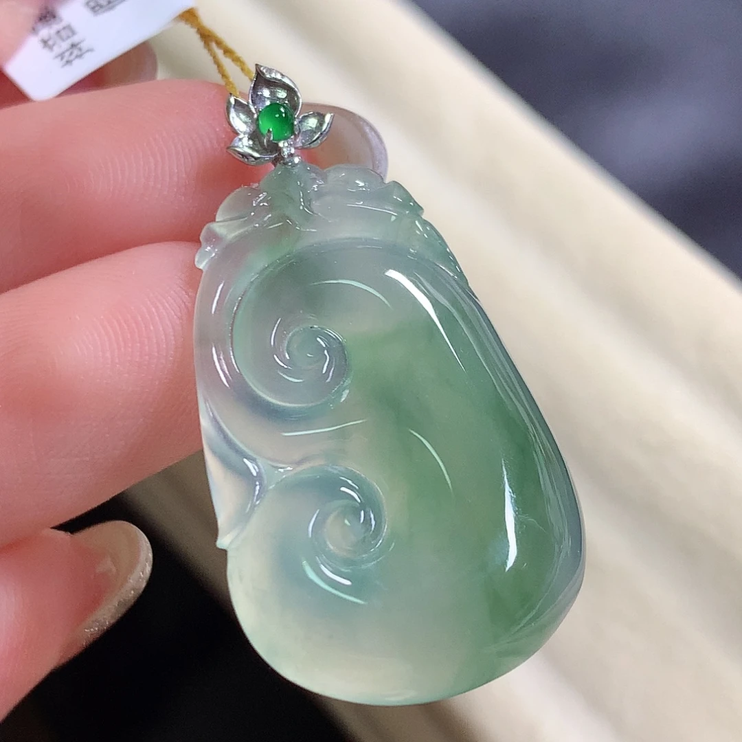 翡翠18K金镶嵌颈饰如意