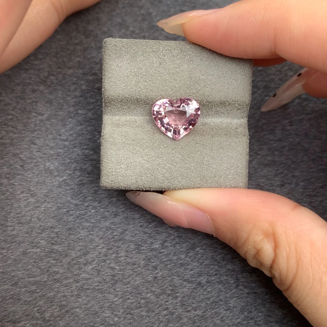 未镶嵌2.9ct粉色心形碧玺碧玺