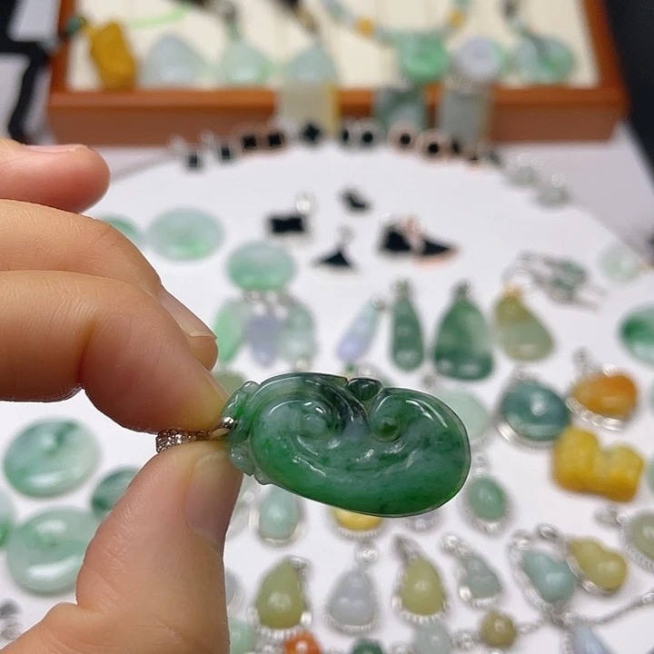 翡翠项链未镶嵌?**初如意