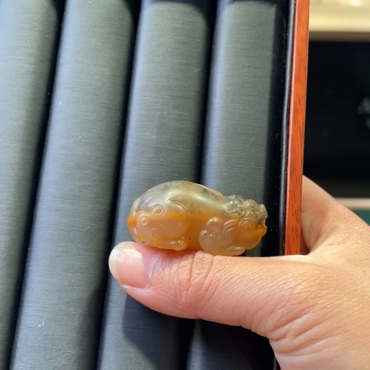 石英质玉（黄龙玉）未镶嵌颈饰