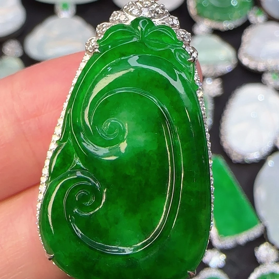 翡翠18K金镶嵌颈饰