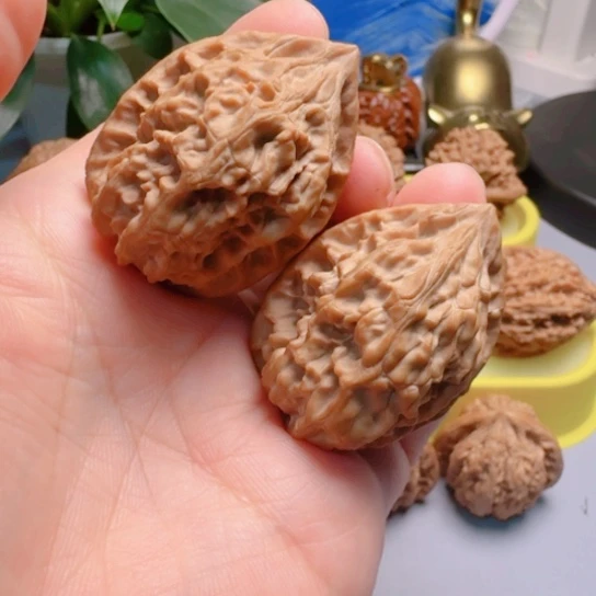 十三陵鸡心文玩核桃