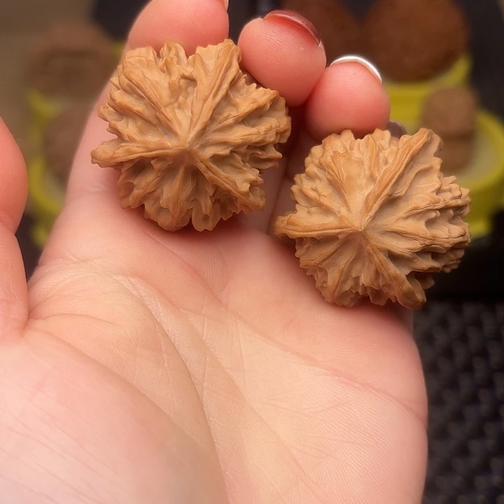 文玩核桃吊坠37红皮凹的三棱