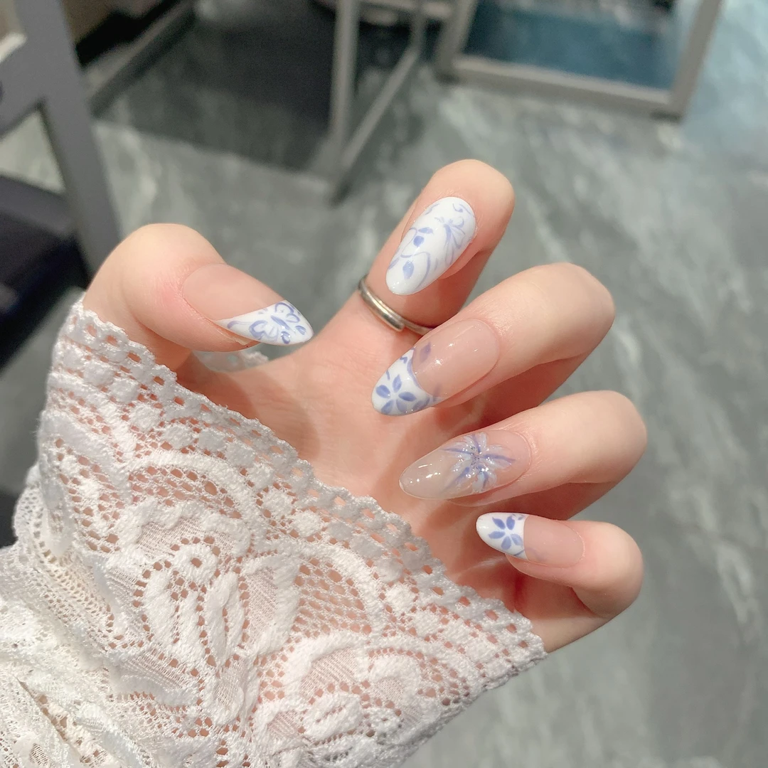 青花瓷穿戴甲新中式国风雕花水彩手绘气质高级感秋冬中长款指甲贴