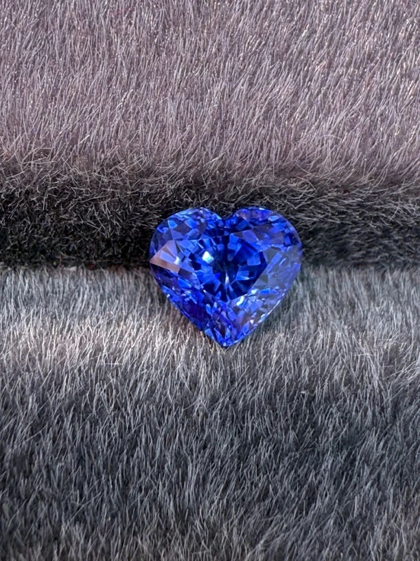 1.81ct天然蓝宝石裸石，颜色美艳，晶体干净，尺寸6.9×6.3×5.2mm