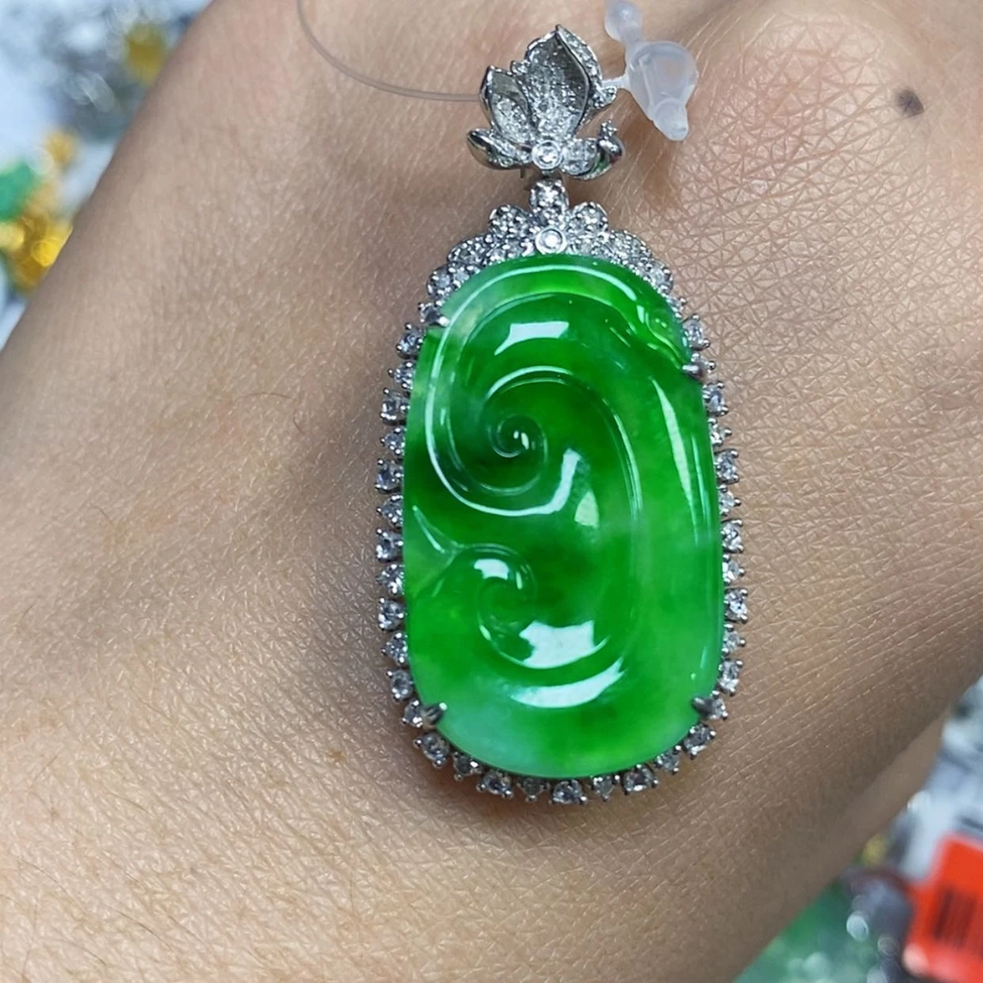 【闪购商品】颈饰18K金镶嵌翡翠吹****刀吊坠