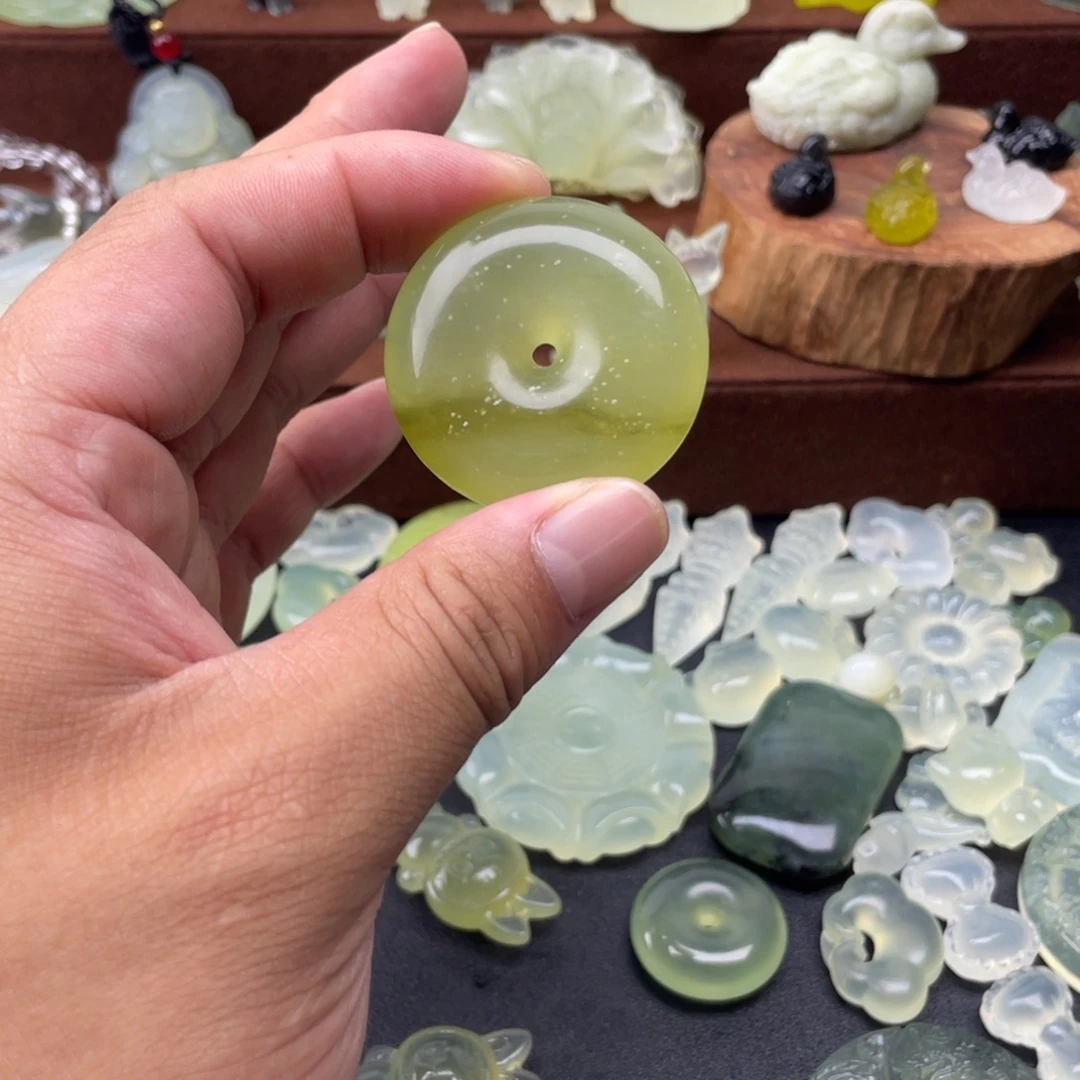 花***城蛇纹石玉未镶嵌颈饰