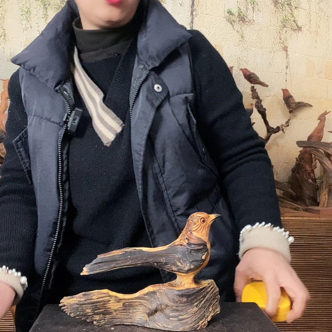 松木杨****腿琥珀木随行巧雕