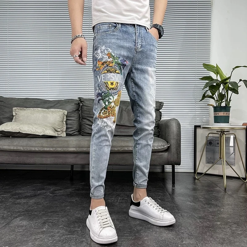 2025年秋季潮牌烫钻浅色牛仔裤男修身小脚裤潮流印花百搭长裤子男