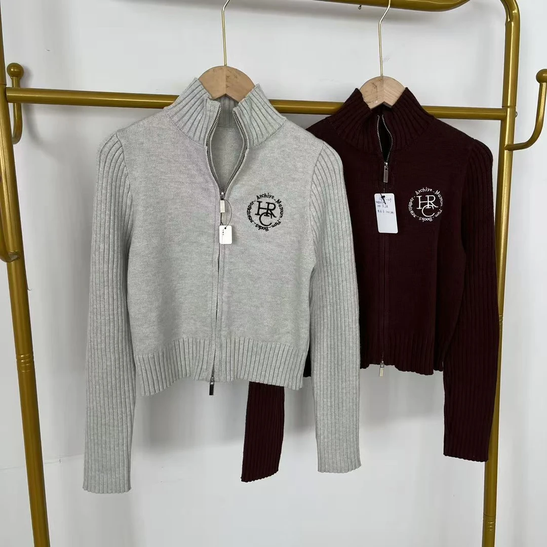 C16-7-1109款   长袖刺绣字母女针织短款毛针织衫长46