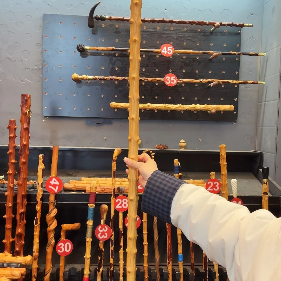 爱***人128公分左右长，随形登山杖