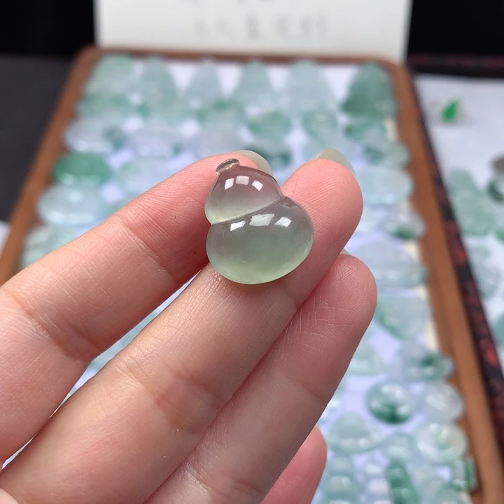 颈饰未镶嵌翡翠冰种晴底葫芦