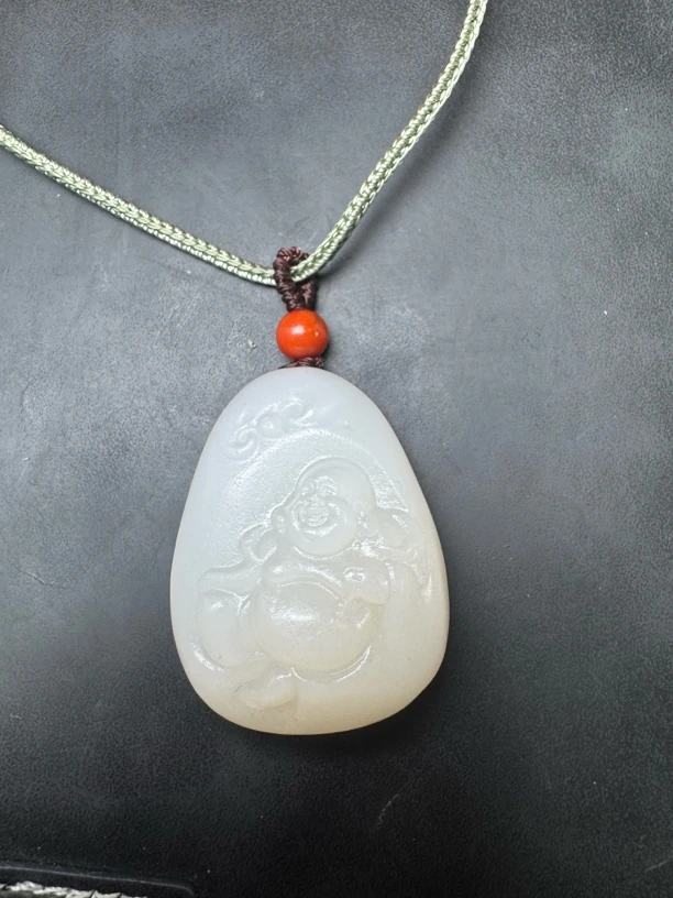 新疆和田玉吊坠。