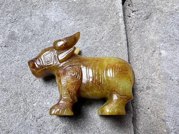 和田玉黑红沁玉兽