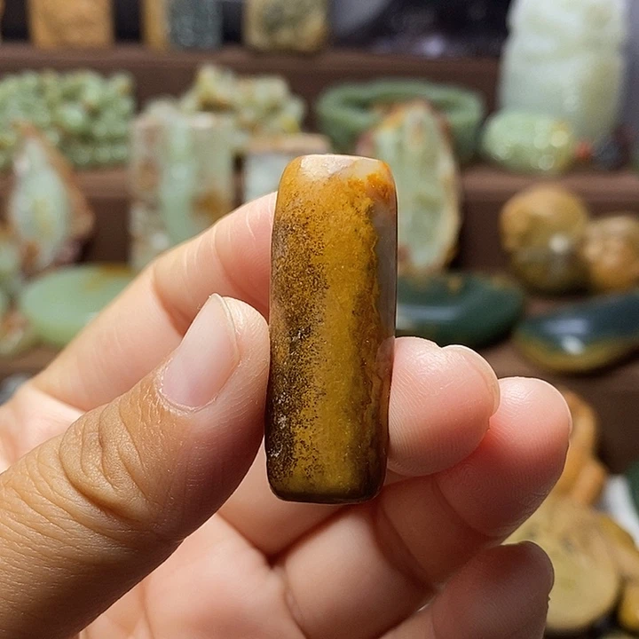 颈饰未镶嵌岫岩河磨玉（透闪石质玉）