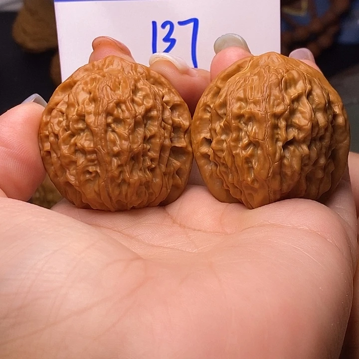 爱***果桃核吊坠金麒麟40有修s