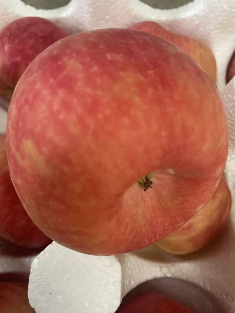 秦脆【微瑕疵果】脆甜多汁表皮斑点瑕疵，不影响食用。