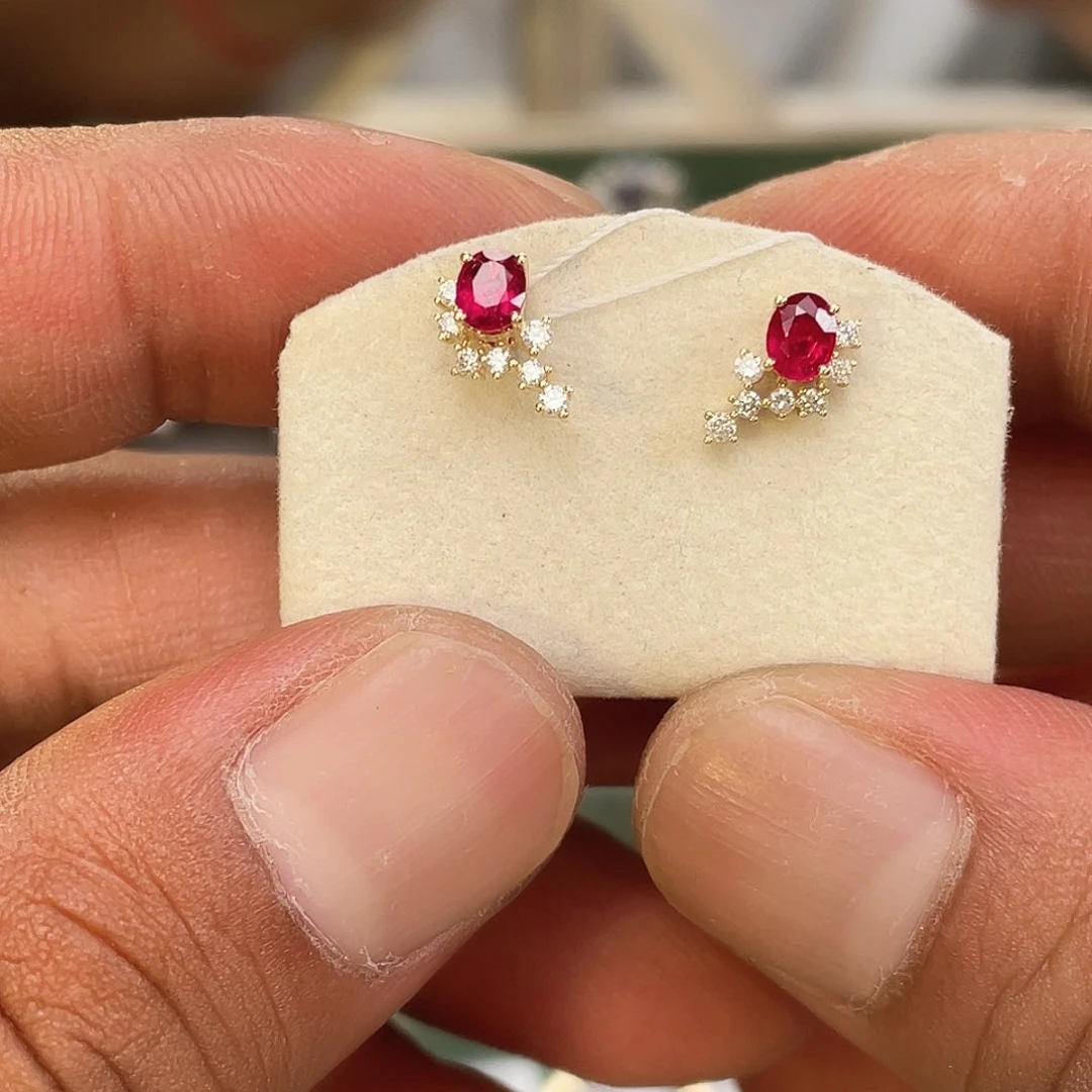 耳饰18K金镶嵌红宝石主石：0.70ct
