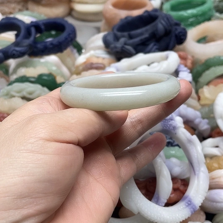 未镶嵌手镯石英岩玉