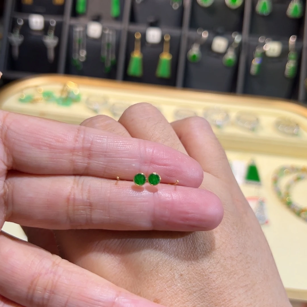 颈饰18K金镶嵌翡翠耳钉