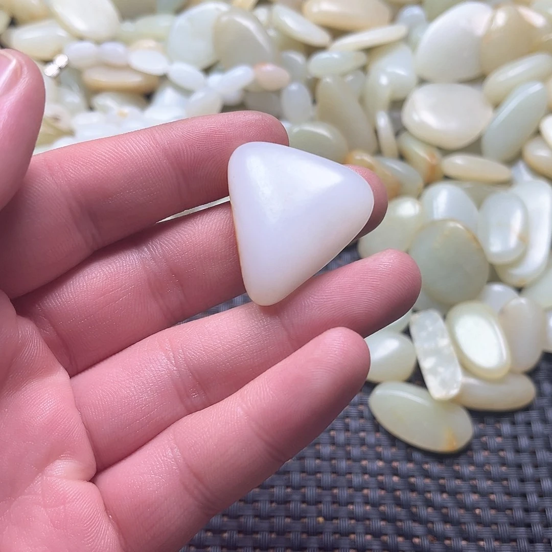 和田玉（糖玉）颈饰未镶嵌国****）