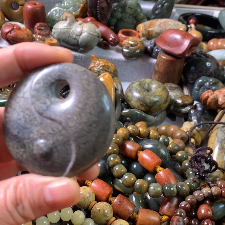 未镶嵌岫岩河磨玉（透闪石质玉）把件