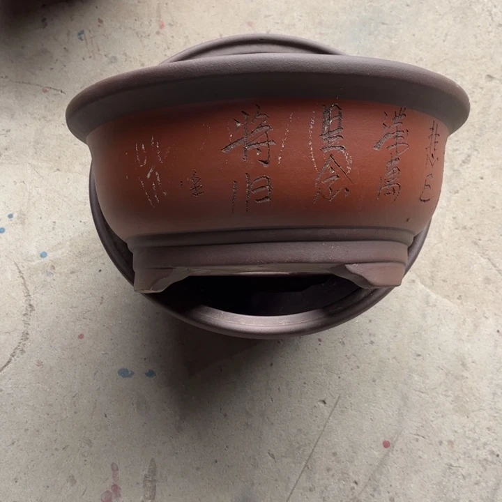 紫砂花盆60-2。  微瑕红色