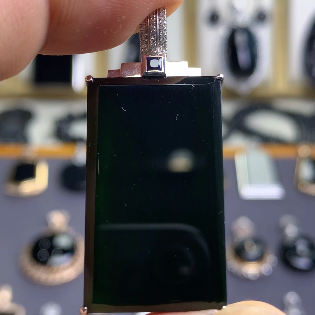 颈饰18K金镶嵌翡翠墨翠无事牌