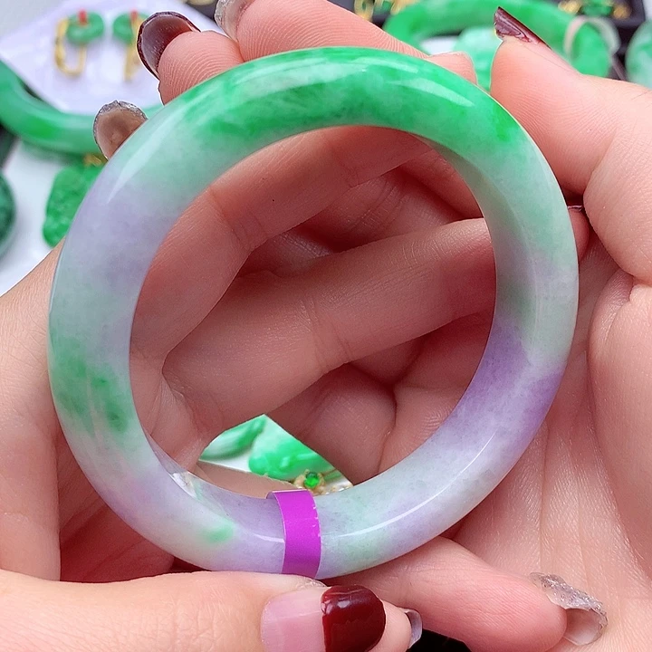 翡翠手镯未镶嵌翡翠