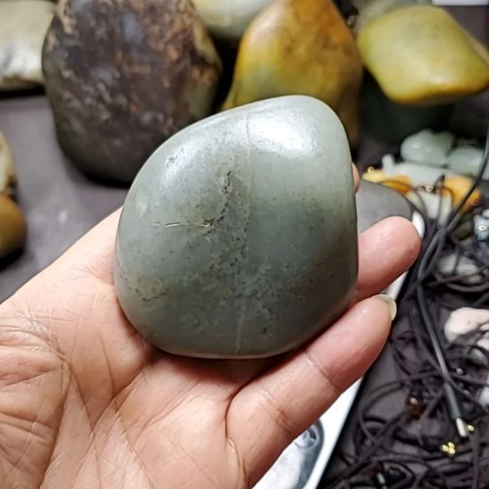 和田玉未镶嵌把件