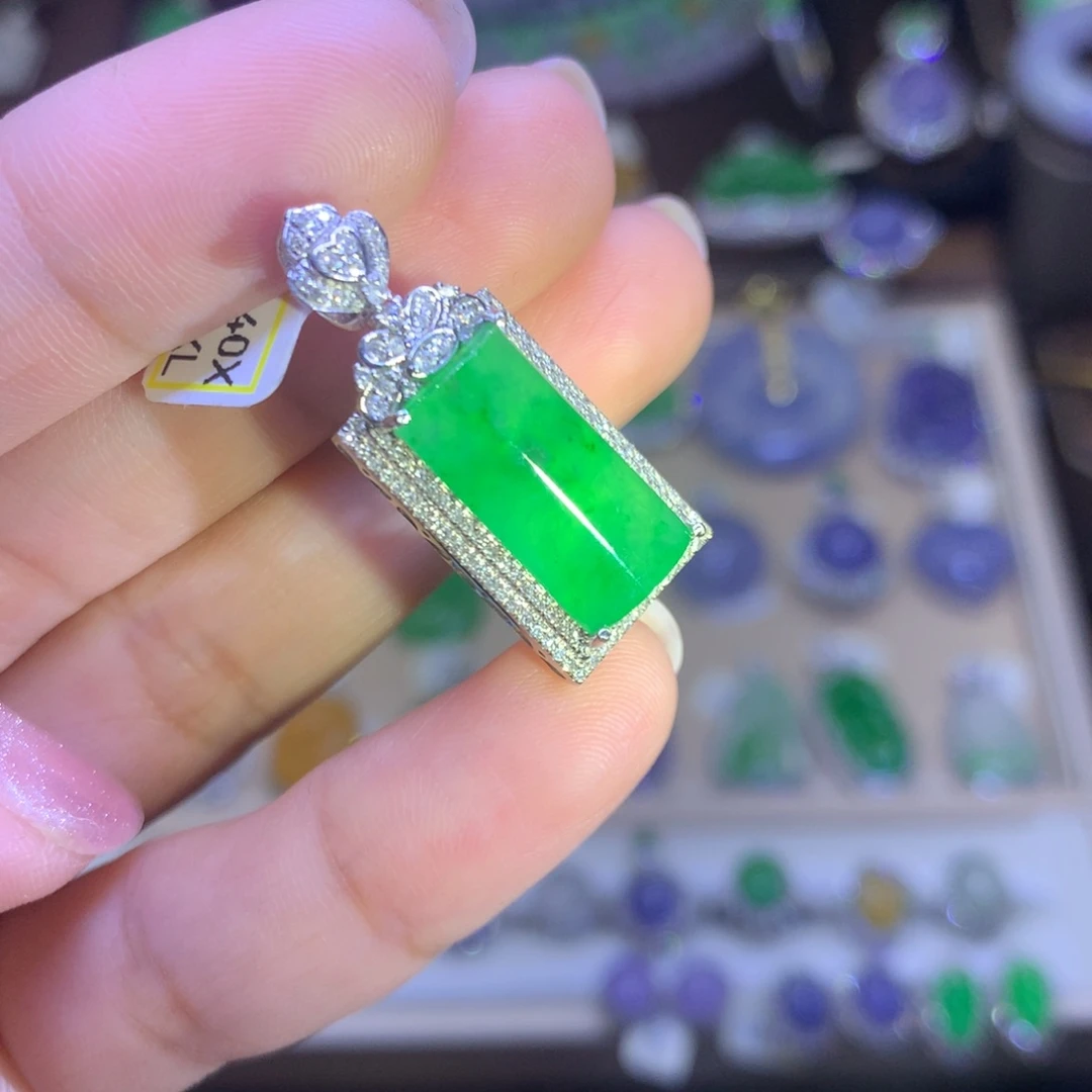 翡翠18K金镶嵌颈饰翡翠