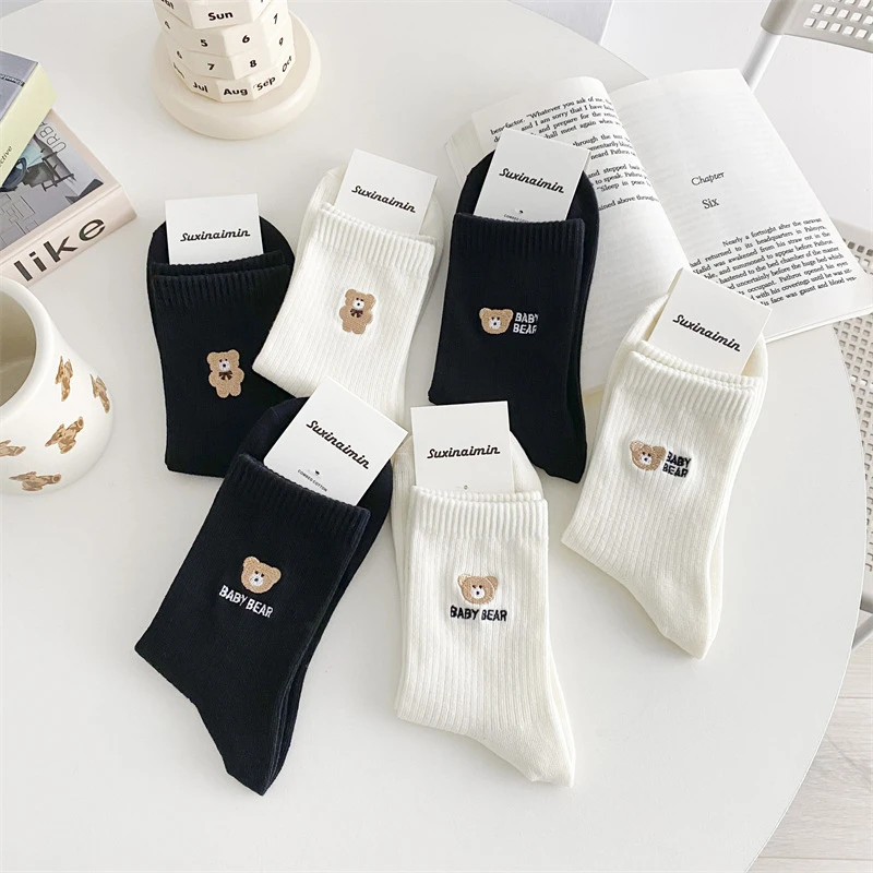 中筒春秋季袜子女中筒袜日系黑白色刺绣可爱小熊字母韩版高腰情侣