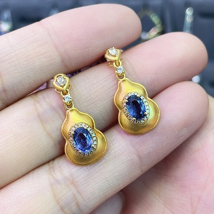 18K金镶嵌蓝宝石吊坠(不含链)0.65克拉，多样性发一件