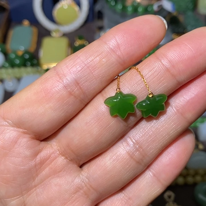 一***花和田玉（碧玉）18K金镶嵌颈饰