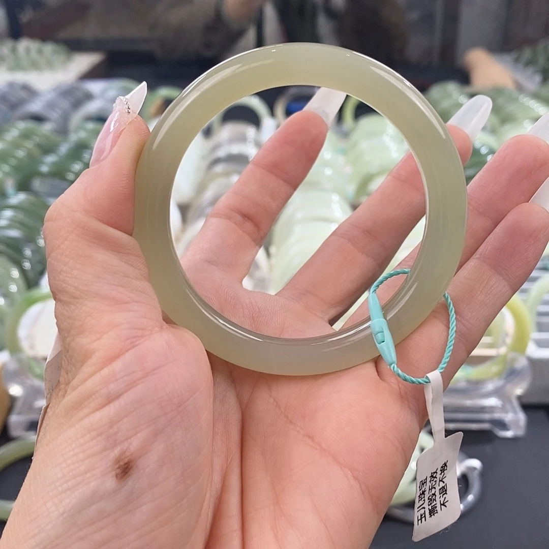 和田玉手镯未镶嵌56.57微瑕