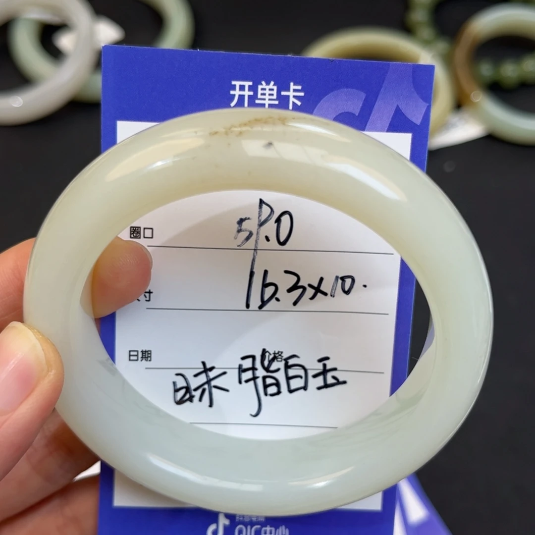 岚***妈和田玉未镶嵌手镯