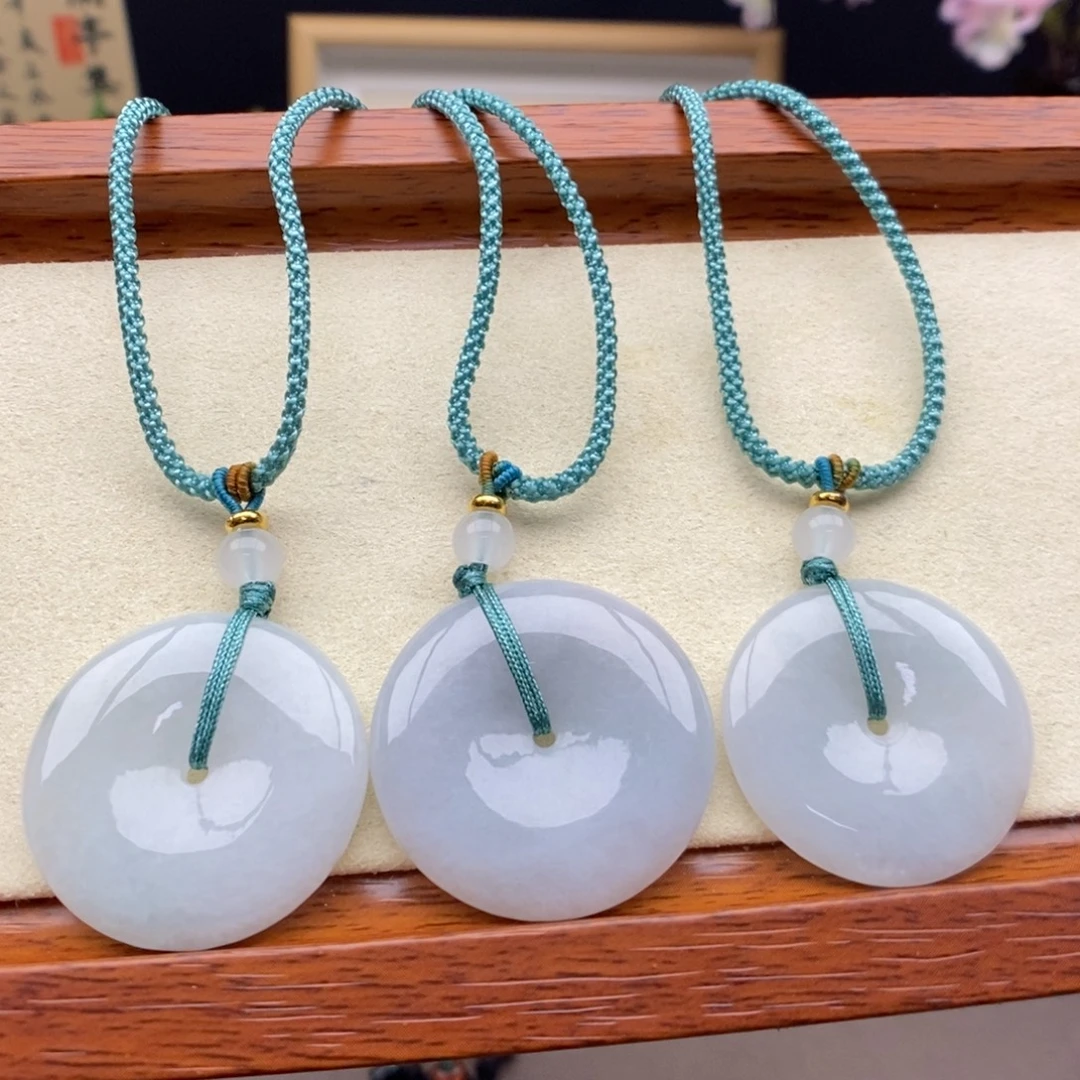 翡翠未镶嵌颈饰发其一