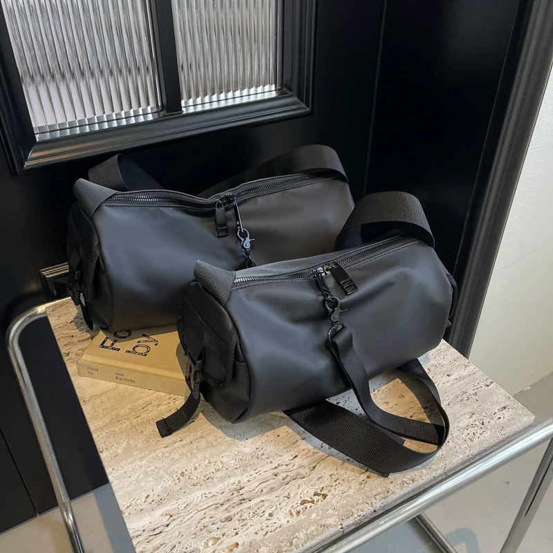 2025新款防水圆筒包工装风单肩斜挎包男女户外运动骑行包简约百搭