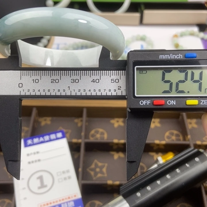 翡翠未镶嵌挂件手镯