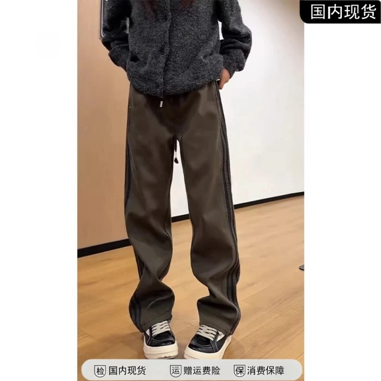 军绿色三条杠加绒裤子男秋冬美式复古条纹运动卫裤垂感直筒微喇裤