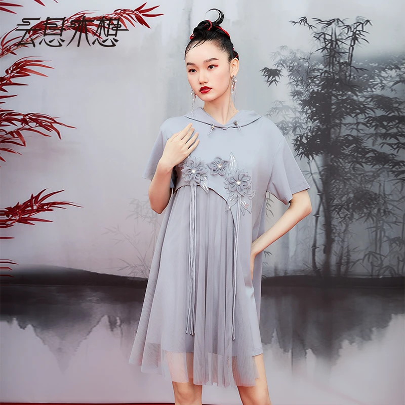 云思木想2023夏季新款立体花朵流苏连帽连衣裙10395